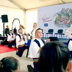 Atmosfera festive e panaireve dimërore në qytetin e “një e mbi një dritareve”.